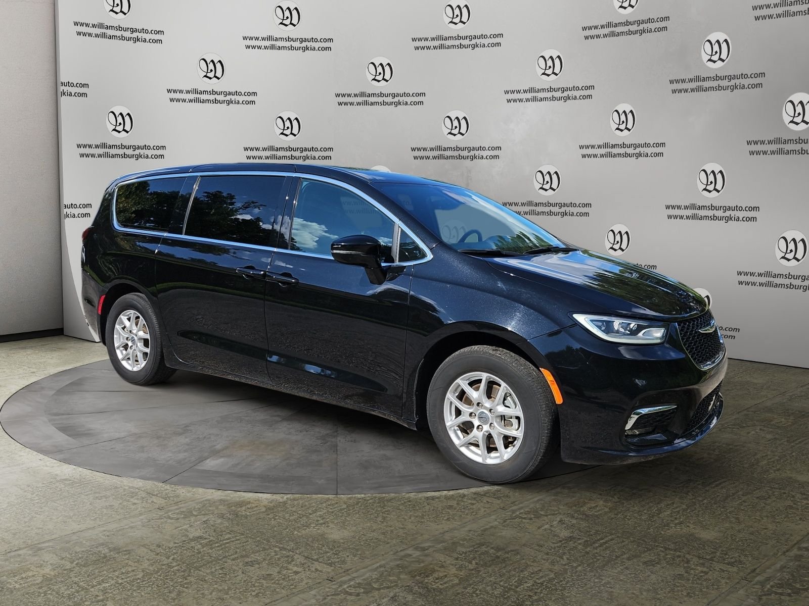 Used 2025 Chrysler Pacifica Select FWD image 7