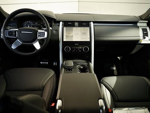 New 2025 Land Rover Discovery Metropolitan Edition image 34