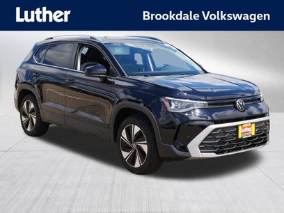 Used 2025 Volkswagen Taos SE w/ Panoramic Sunroof Package