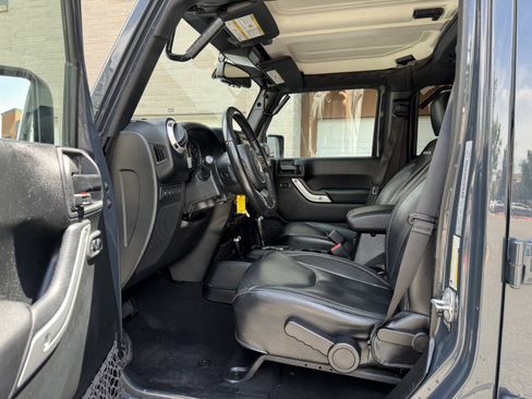 Used 2018 Jeep Wrangler Unlimited Rubicon w/ Cold Weather Group AWD/4WD image 11