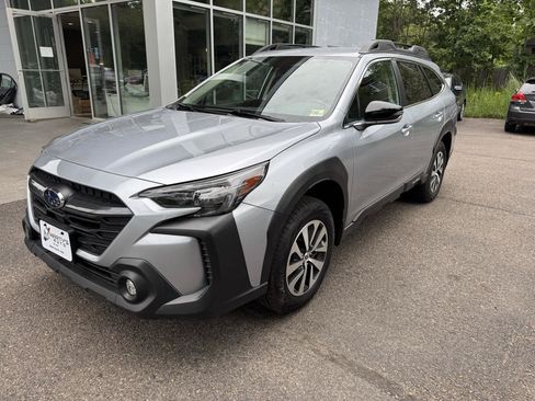 Used 2024 Subaru Outback Premium AWD/4WD image 1