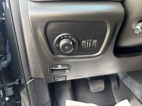 Used 2023 Jeep Grand Cherokee L Limited w/ Luxury Tech Group II image 11