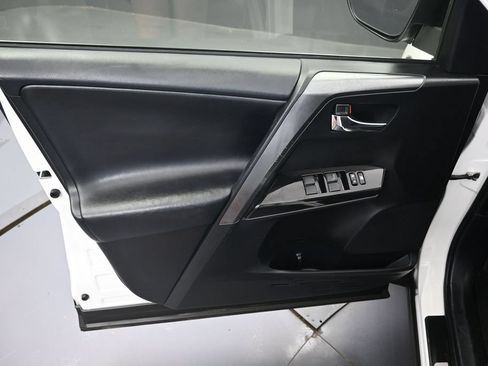 Used 2018 Toyota RAV4 SE AWD/4WD image 25