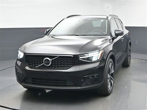 Used 2024 Volvo XC40 B5 Plus w/ Climate Package image 3