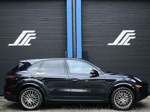 Used 2022 Porsche Cayenne Platinum Edition AWD/4WD image 1