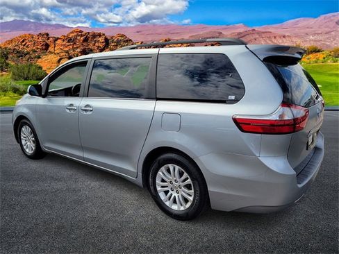 Used 2015 Toyota Sienna XLE image 6