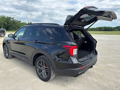 Used 2025 Ford Explorer ST-Line w/ ST-Line Street Pack AWD/4WD image 3