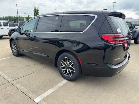New 2027 Chrysler Pacifica Limited FWD image 5