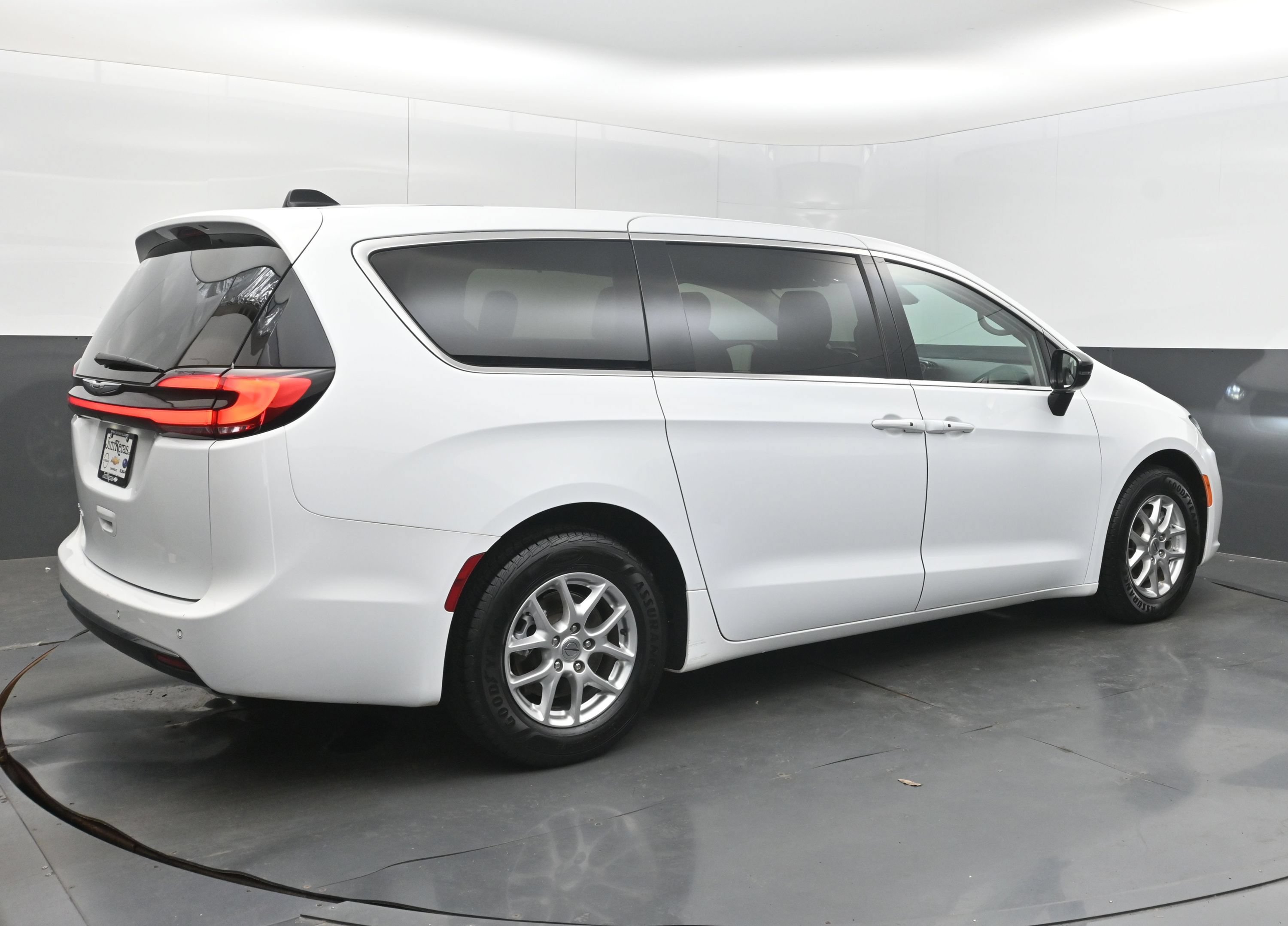Used 2024 Chrysler Pacifica Touring-L FWD image 9