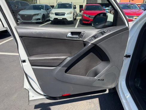 Used 2015 Volkswagen Tiguan SEL image 17