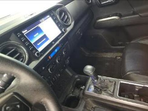 Used 2022 Toyota Tacoma TRD Sport w/ TRD Premium Sport Package AWD/4WD image 14