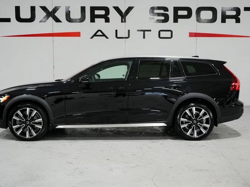 Used 2023 Volvo V60 B5 Cross Country Ultimate w/ Climate Package image 2