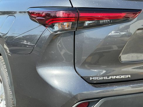 Used 2025 Toyota Highlander LE FWD image 25