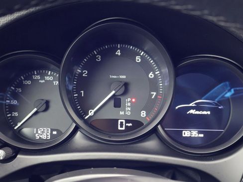 Certified 2025 Porsche Macan image 16