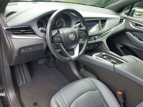 Used 2022 Buick Enclave Essence image 6