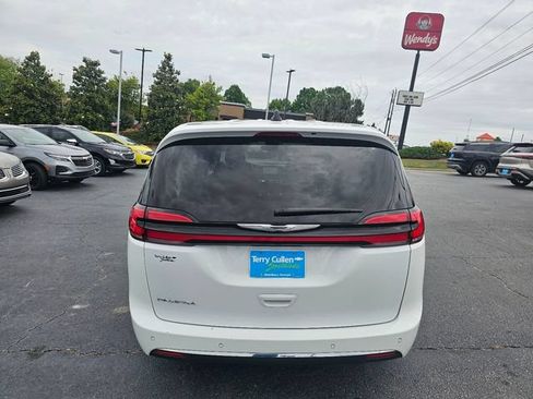 Used 2023 Chrysler Pacifica Touring-L FWD image 7