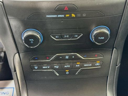 Used 2020 Ford Edge SE FWD image 17