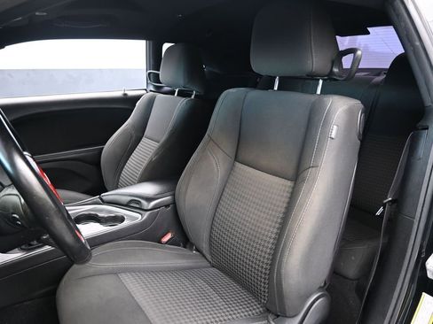 Used 2019 Dodge Challenger SXT image 10