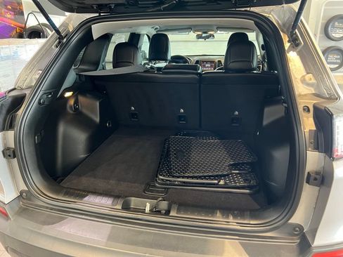 Used 2019 Jeep Cherokee Latitude Plus w/ Cold Weather Group AWD/4WD image 11