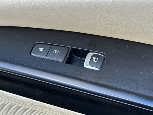 Used 2024 Kia Carnival LX image 23