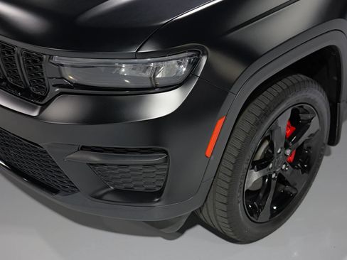 Used 2023 Jeep Grand Cherokee Altitude AWD/4WD image 8