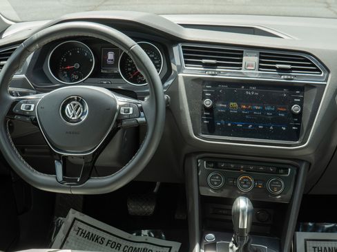 Used 2021 Volkswagen Tiguan SE w/ Panoramic Sunroof Package image 11