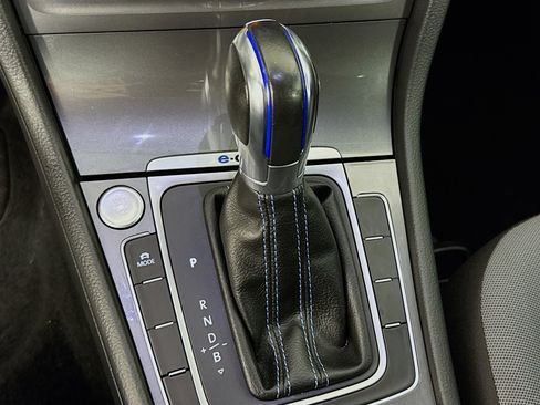 Used 2016 Volkswagen e-Golf SE w/ DC Fast Charging Package image 17