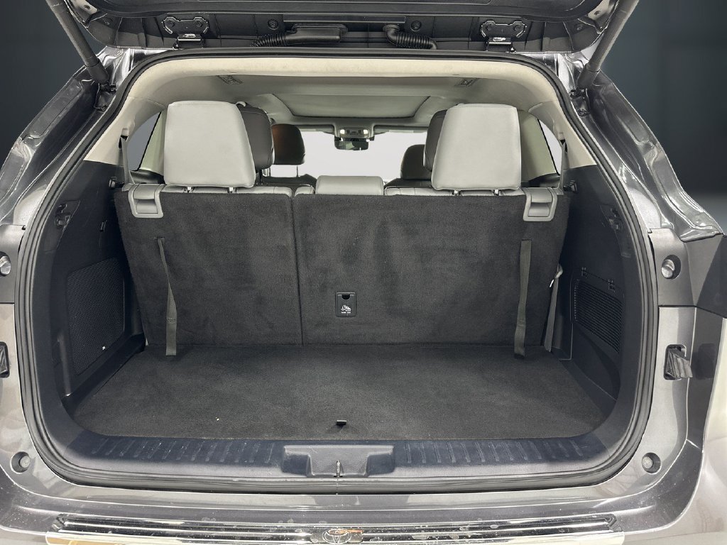 Used 2024 Toyota Highlander Platinum FWD image 12