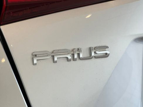Certified 2021 Toyota Prius LE image 27