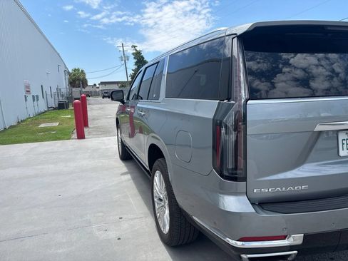 Used 2025 Cadillac Escalade ESV Premium Luxury AWD/4WD image 11