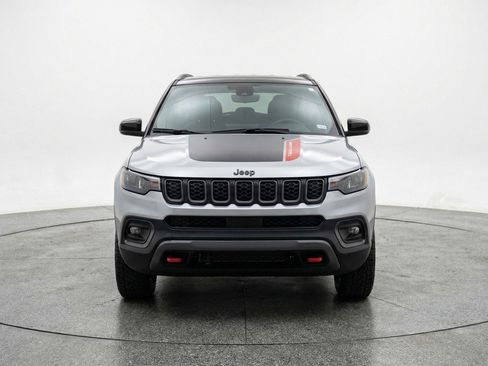 Used 2025 Jeep Compass Trailhawk AWD/4WD image 2