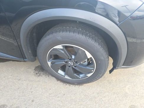 Used 2024 Nissan Rogue SV image 3