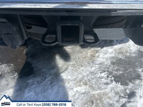 Used 2022 GMC Yukon XL SLT w/ SLT Premium Package image 9