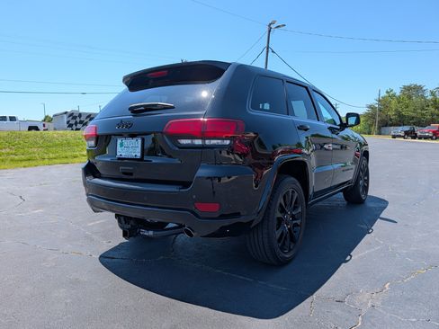 Used 2017 Jeep Grand Cherokee Altitude AWD/4WD image 6