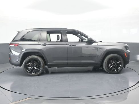 Used 2023 Jeep Grand Cherokee Altitude image 7