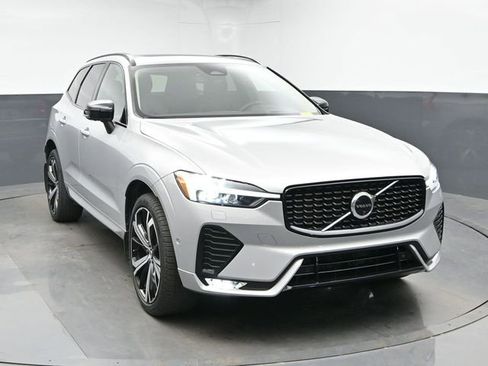 Used 2023 Volvo XC60 B5 Ultimate w/ Climate Package FWD image 2