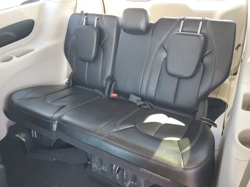 Used 2024 Chrysler Pacifica Touring-L FWD image 16