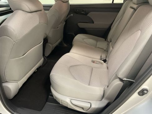 Used 2023 Toyota Highlander LE image 18