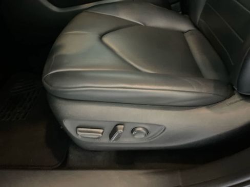 Used 2022 Toyota Highlander XLE image 12