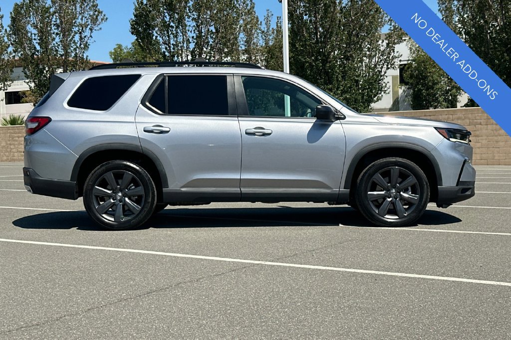 Used 2025 Honda Pilot Sport image 3