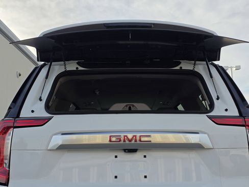 Used 2024 GMC Yukon XL Denali w/ Advanced Technology Package image 41
