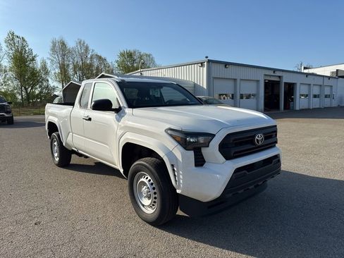Used 2024 Toyota Tacoma SR image 4