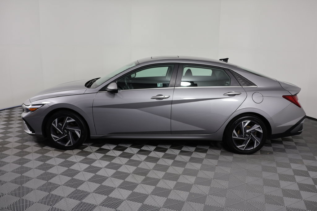 Used 2025 Hyundai Elantra SEL FWD image 5