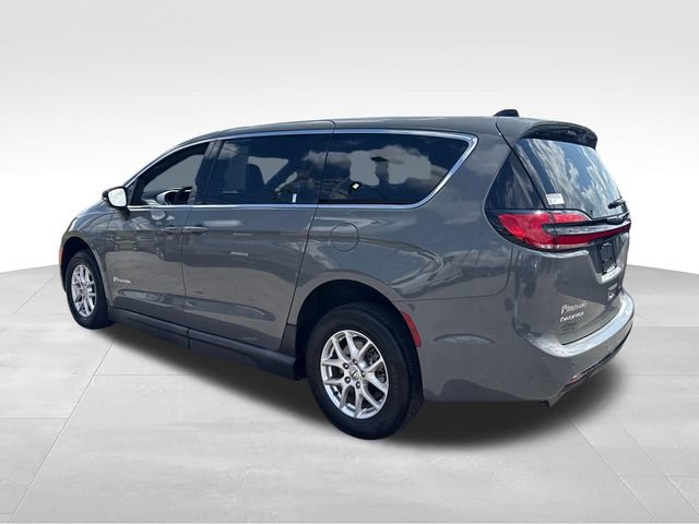 Used 2024 Chrysler Pacifica Touring FWD image 3