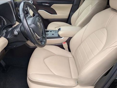 Used 2022 Toyota Highlander XLE image 15
