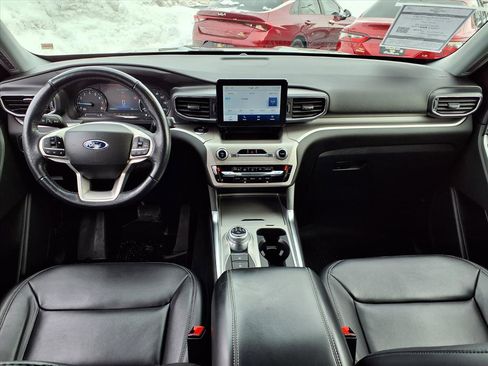 Used 2022 Ford Explorer XLT w/ Equipment Group 202A image 5