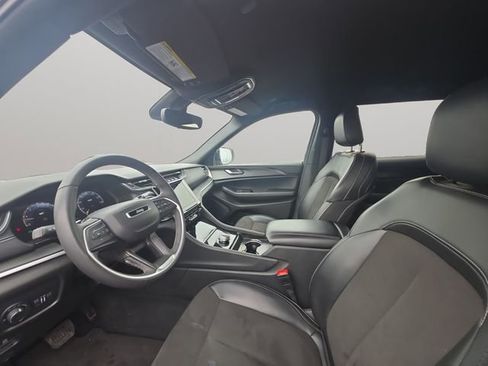 Used 2024 Jeep Grand Cherokee L Laredo image 9