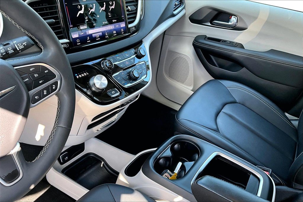 Used 2024 Chrysler Pacifica Touring-L FWD image 10