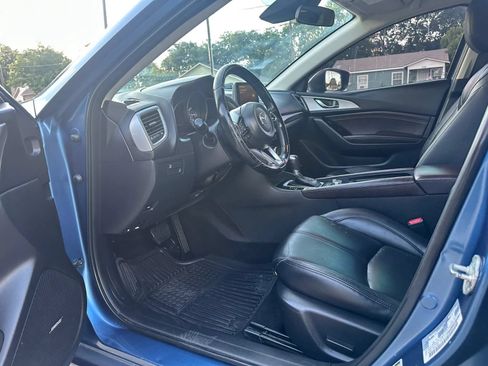 Used 2017 MAZDA MAZDA3 Touring w/ Popular Equipment Package FWD image 10