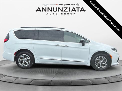 Used 2023 Chrysler Pacifica Limited w/ Trailer Tow Group image 6